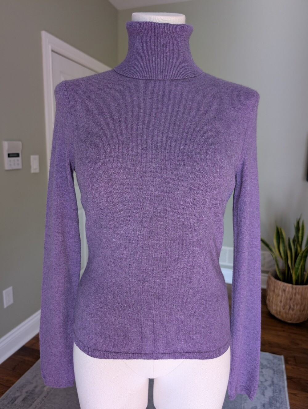 Magaschoni 100% Cashmere Purple Turtleneck Sweater Elegant Luxury Size M